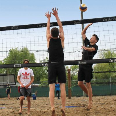 IMG_0291_2BoysJump_bluesky_RGB_1200x1200